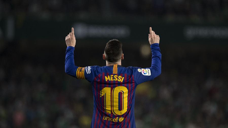 Lionel Messi comemora golaço de falta contra o Betis  - Jorge Guerrero/AFP