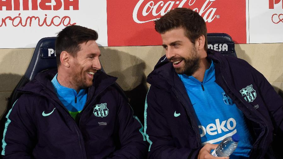 Messi e Piqué conversam no banco do Barcelona - JOSE JORDAN / AFP