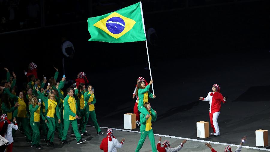 Kahena Kunze e Martine Grael carregam bandeira do Brasil em cerimônia de abertura do Pan de Lima - HEULER ANDREY/DIA ESPORTIVO/ESTADÃO CONTEÚDO
