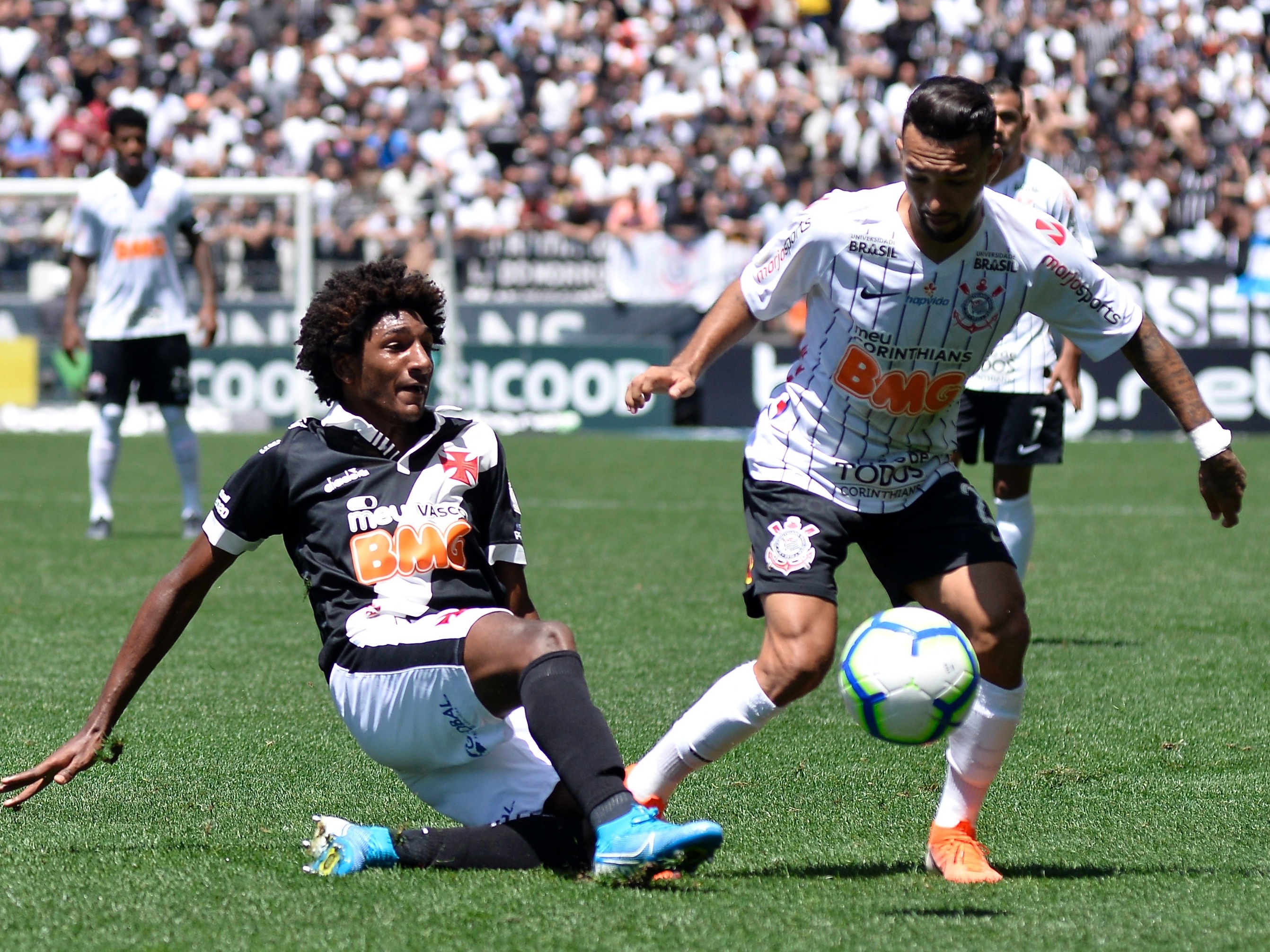 Vasco: Torcedor joga sal grosso em baliza de São Januário