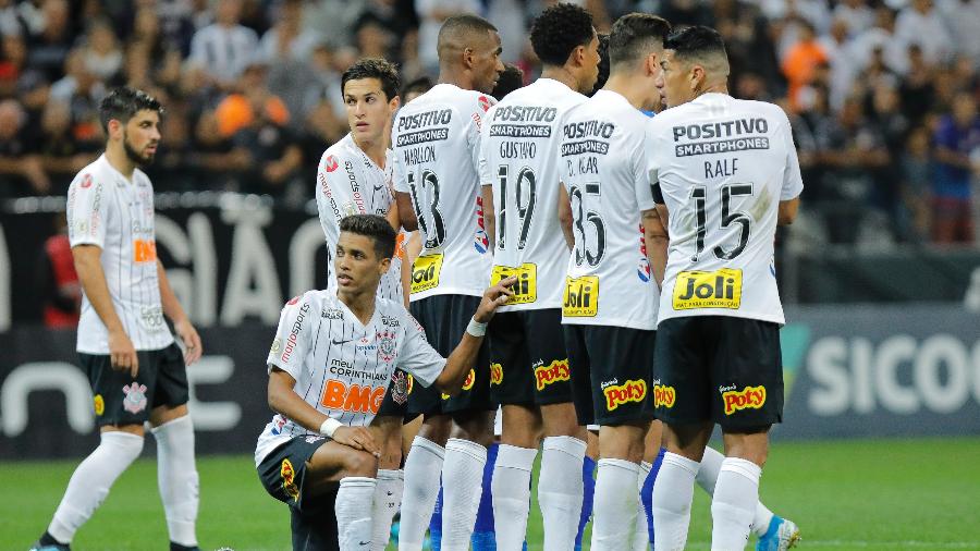 Jogadores do Corinthians durante lance do jogo contra o Cruzeiro - Daniel Vorley/AGIF
