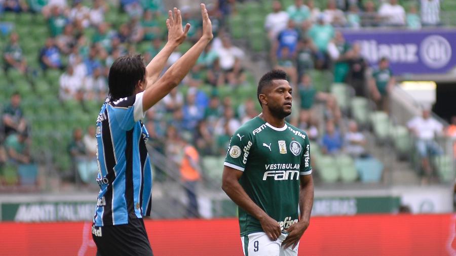 Com pouco público no Allianz, jogo entre Palmeiras de Borja e Grêmio de Geromel garantiu título ao Fla - Bruno Ulivieri/AGIF