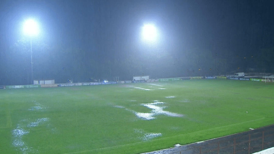 Chuva encharca gramado em Itapira e adia etapa final de Vasco 1 x