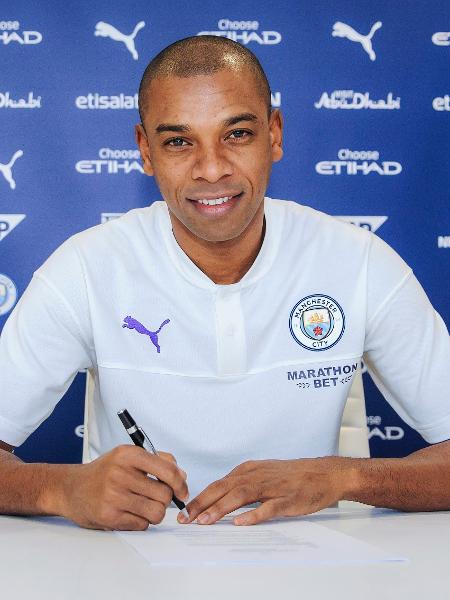 Fernandinho assina renovação de contrato com o Manchester City - Manchester City FC/Divulgação