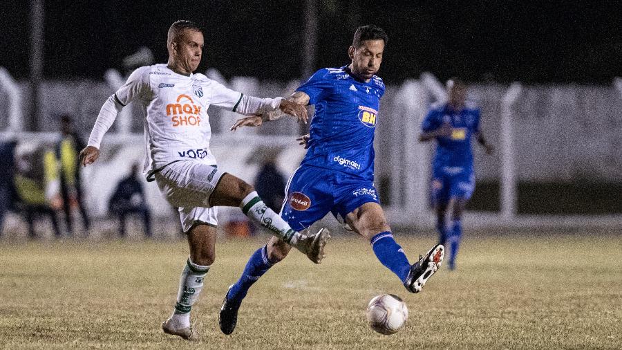 Ariel Cabral, do Cruzeiro, disputa bola no duelo contra a Caldense pelo Campeonato Mineiro - Gustavo Aleixo/Cruzeiro