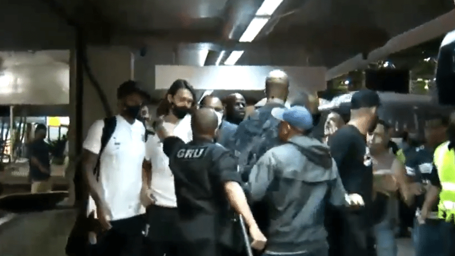 Cássio é protegido por seguranças durante tumulto no desembarque do Corinthians no aeroporto de Guarulhos - Reprodução/TV Gazeta
