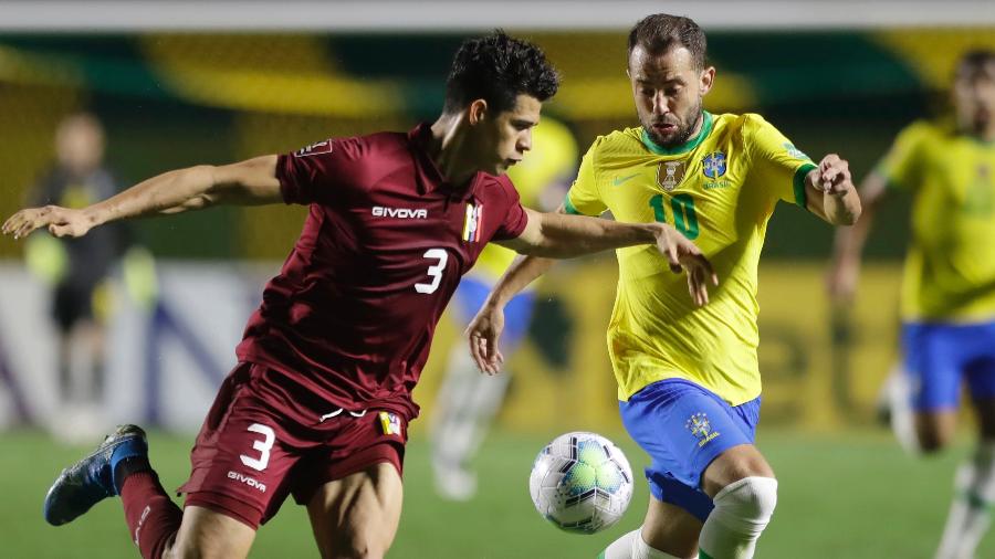 Everton Ribeiro tenta escapar da marcação durante Brasil x Venezuela pelas Eliminatórias - Andre Penner-Pool/Getty Images