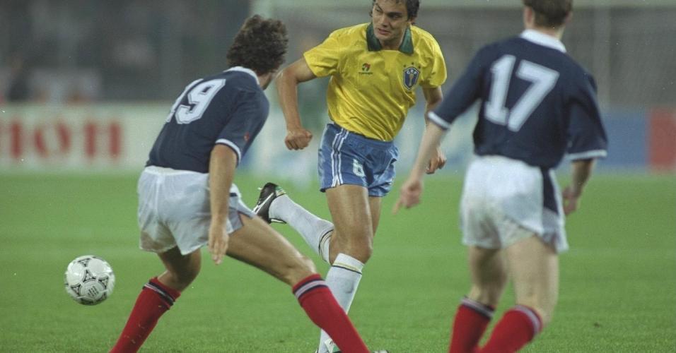 Branco em ação pela seleção brasileira na Copa do Mundo de 1990