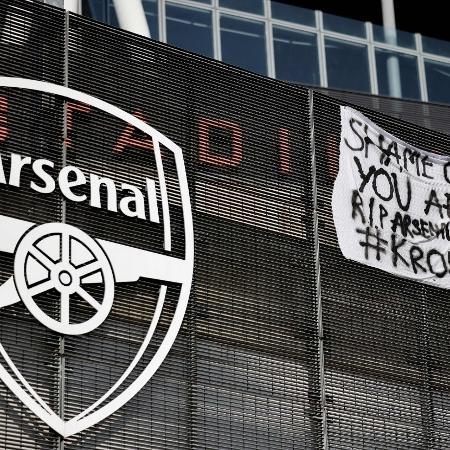 Um banner contra a Superliga foi pendurado do lado de fora do Emirates Stadium, casa do Arsenal - Photo by Tolga Akmen / AFP