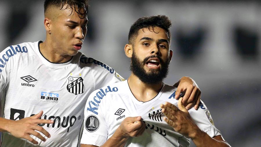 Santos exige valor acima do que o Inter pode pagar e esfria negócio por Felipe Jonatan - Guilherme Calvo-Pool/Getty Images