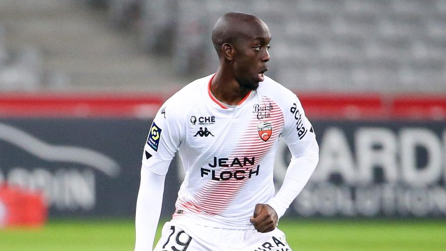 Yoane Wissa, atacante do Lorient, em ação contra o Lille pelo Campeonato Francês - John Berry/Getty Images