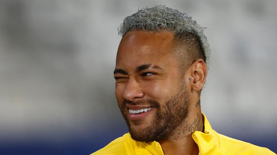 Neymar sorri antes de jogo contra o Peru, em 2021. Ele é o segundo maior artilheiro da seleção brasileira - Wagner Meier/Getty Images