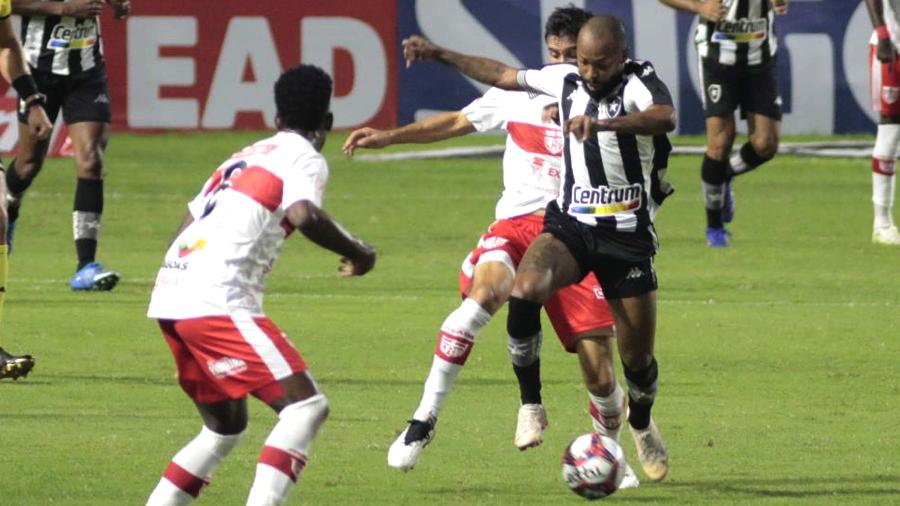 Chay domina a bola em jogo do Botafogo contra o CRB pela Série B - THALITA CHARGEL/FUTURA PRESS/ESTADÃO CONTEÚDO