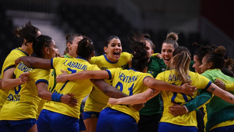 Jogadoras da seleção feminina de handebol comemoram vitória contra a Hungria - Daniel LEAL-OLIVAS / AFP