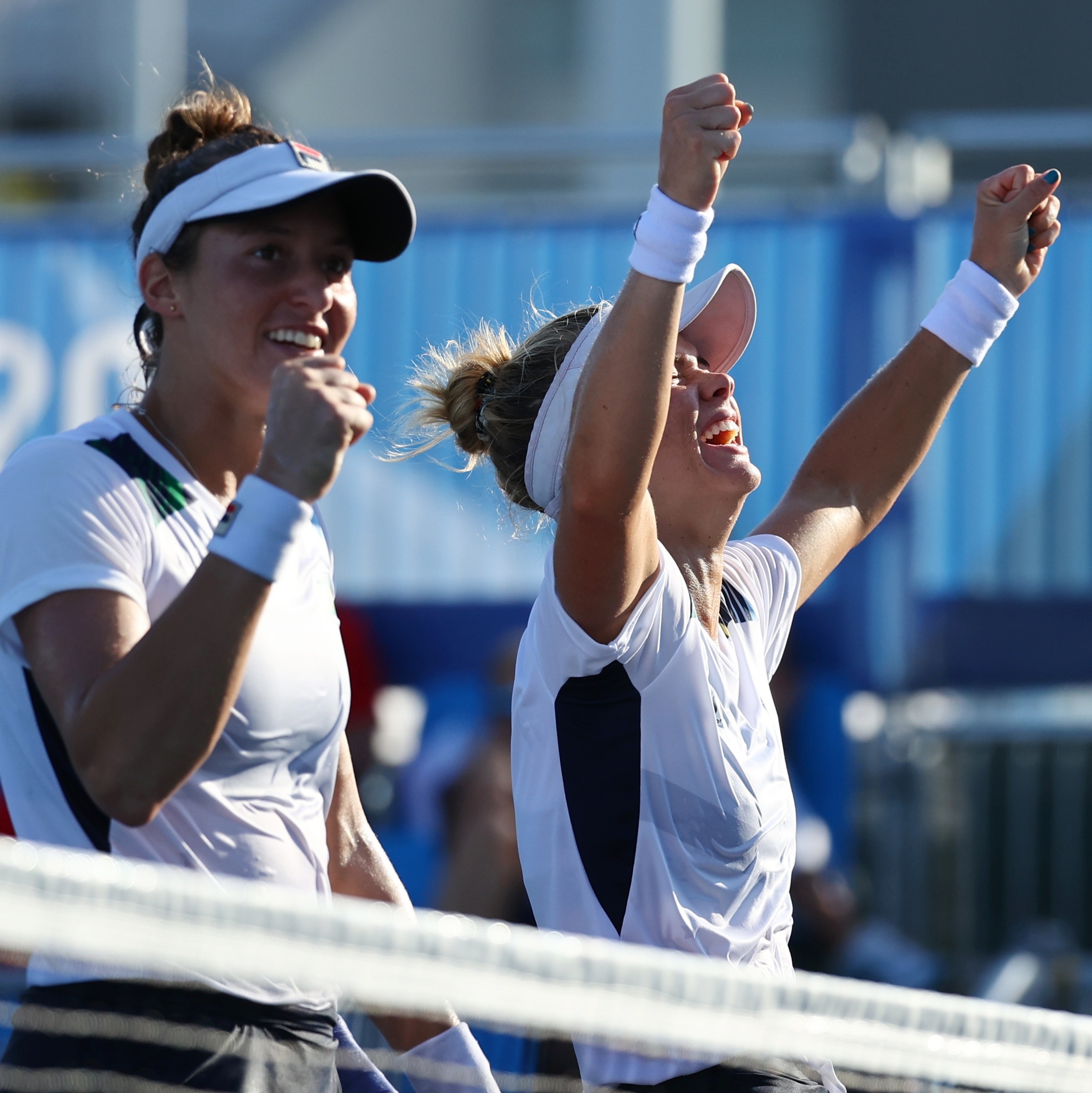 Tênis de dupla masculino vence e passa para semifinal