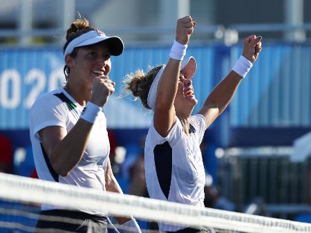 Dupla feminina leva bronze inédito no tênis em partida emocionante nos Jogos  de Tóquio