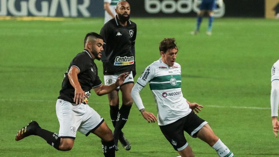 Barreto e Natanael disputam lance em Coritiba x Botafogo pela Série B - Robson Mafra/AGIF