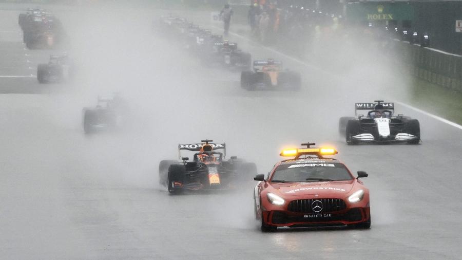 Pilotos da F-1 seguem o safety car durante o GP da Bélgica, prova mais curta da história da F-1  - CHRISTIAN HARTMANN/REUTERS