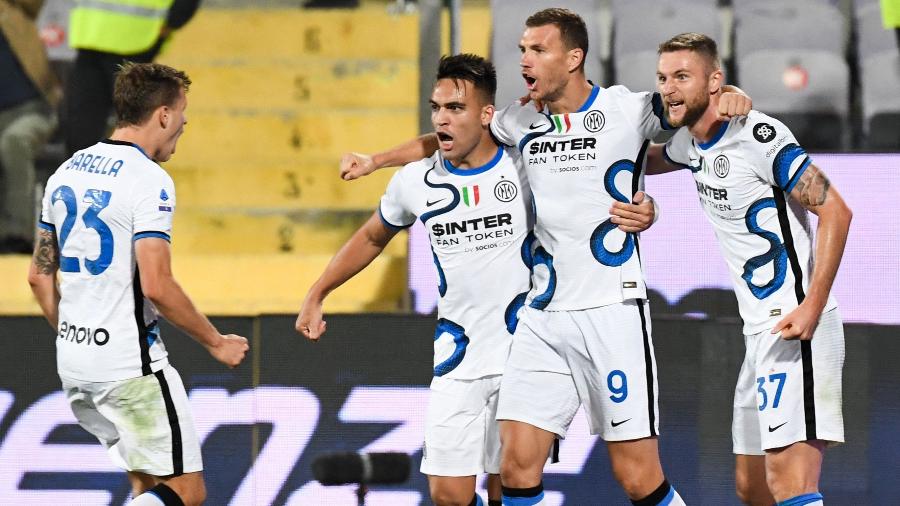 Jogadores da Inter de Milão comemoram gol na partida contra a Fiorentina, pelo Campeonato Italiano - AFP