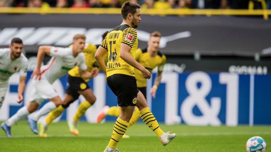Raphael Guerreiro abriu o placar, de pênalti, para o Borussia Dortmund, contra o Augsburg - Reprodução/Twitter @BlackYellow