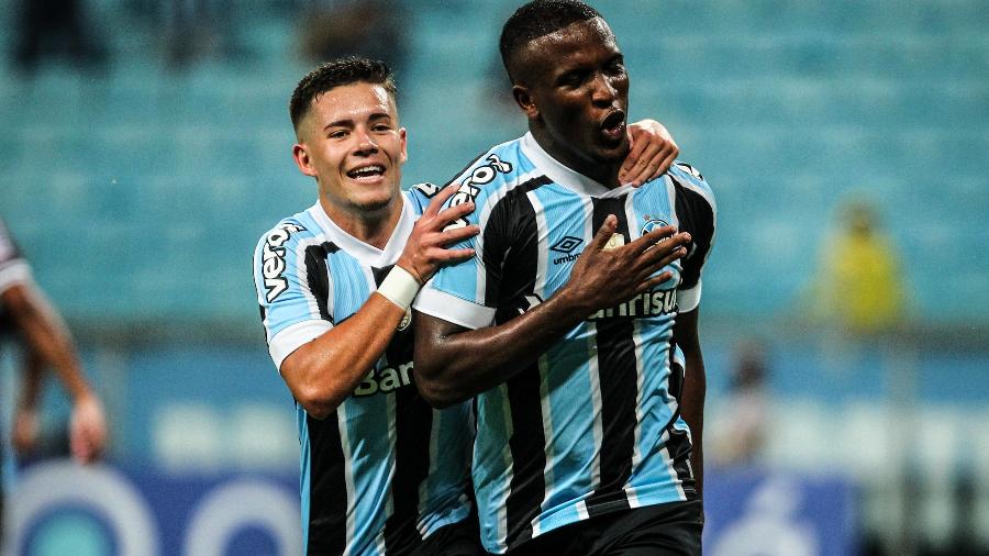 Pedro Lucas (esq) e Elias (dir) testaram positivo para covid-19 ao subirem para o time principal - Divulgação/Grêmio FBPA