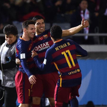 20.12.15 - Luis Suárez, do Barcelona, festeja seu gol com Neymar e Messi