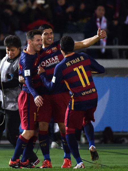 20.12.15 - Luis Suárez, do Barcelona, festeja seu gol com Neymar e Messi - Liu Dawei