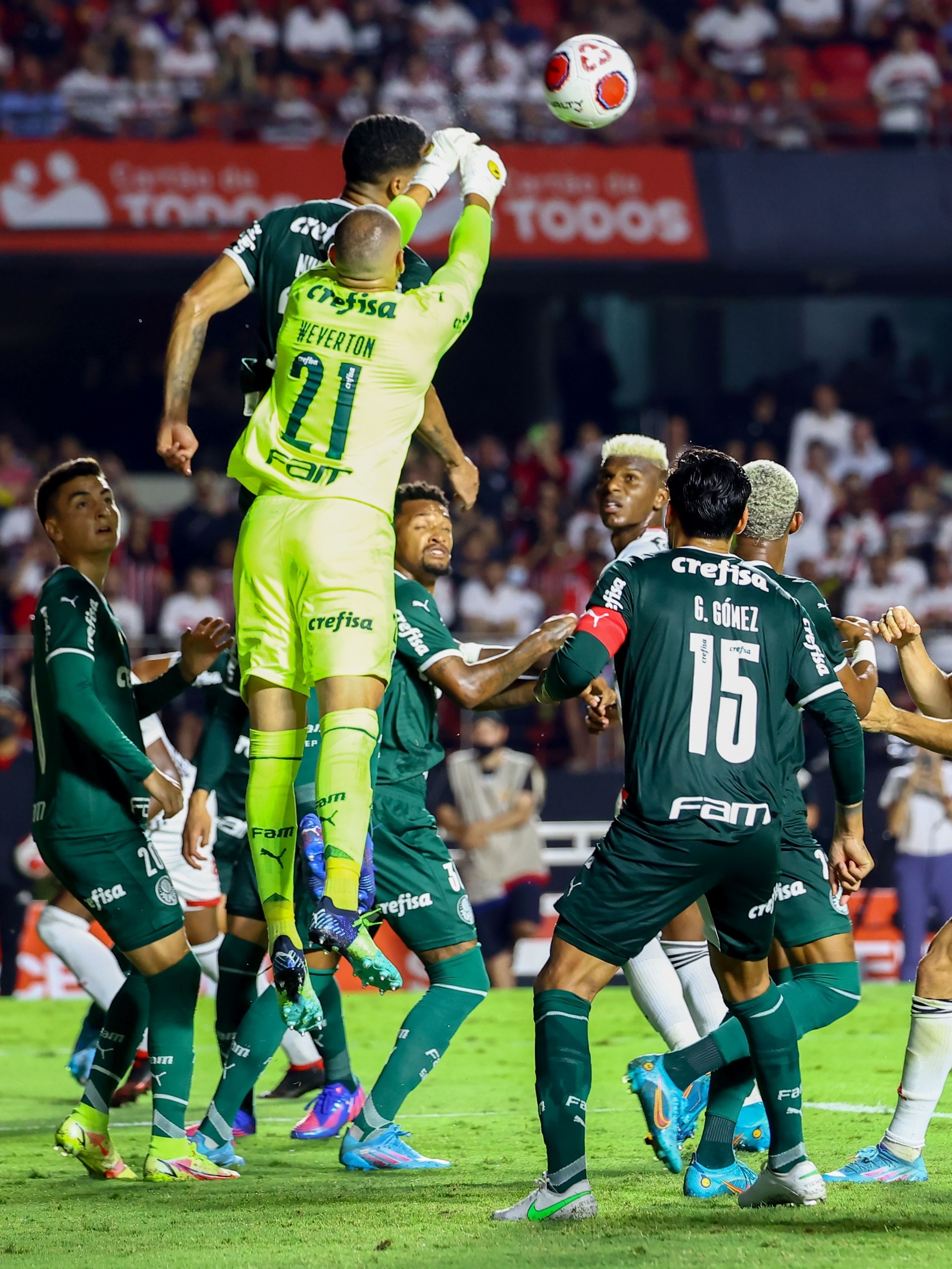 SP - Sao Paulo - 03/30/2022 - PAULISTA 2022, SAO PAULO X PALMEIRAS - Sao  Paulo player Calleri celebrates his goal with players from his team during  a match against Palmeiras at