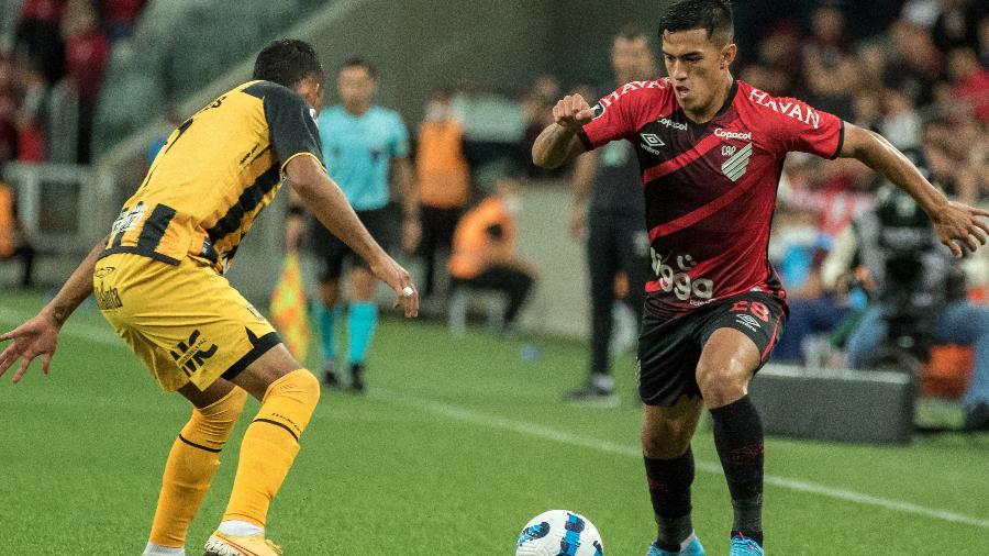 Cuello, jogador do Athletico-PR, conduz a bola na partida contra o The Strongest, válida pela Libertadores - Robson Mafra/AGIF