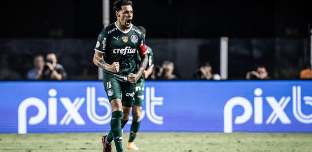  Gustavo Gómez, do Palmeiras, comemora seu gol contra o Santos no Brasileirão