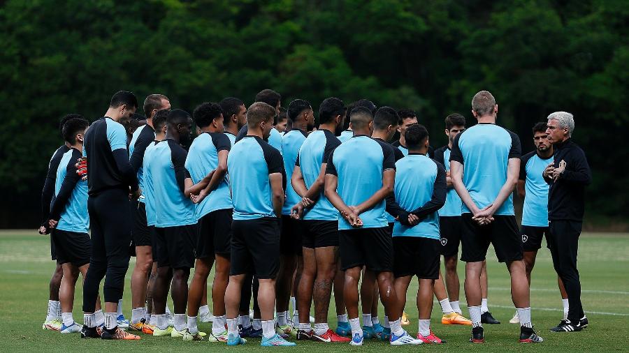 Luís Castro, técnico do Botafogo, conversa com elenco - Vitor Silva / Botafogo