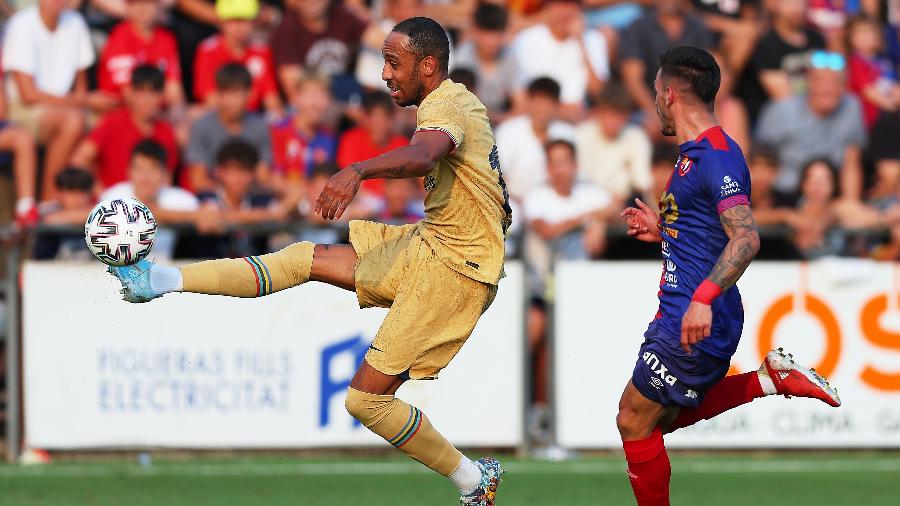 Aubameyang, do Barcelona, disputa lance com jogador do Olot em amistoso - Eric Alonso/Getty Images