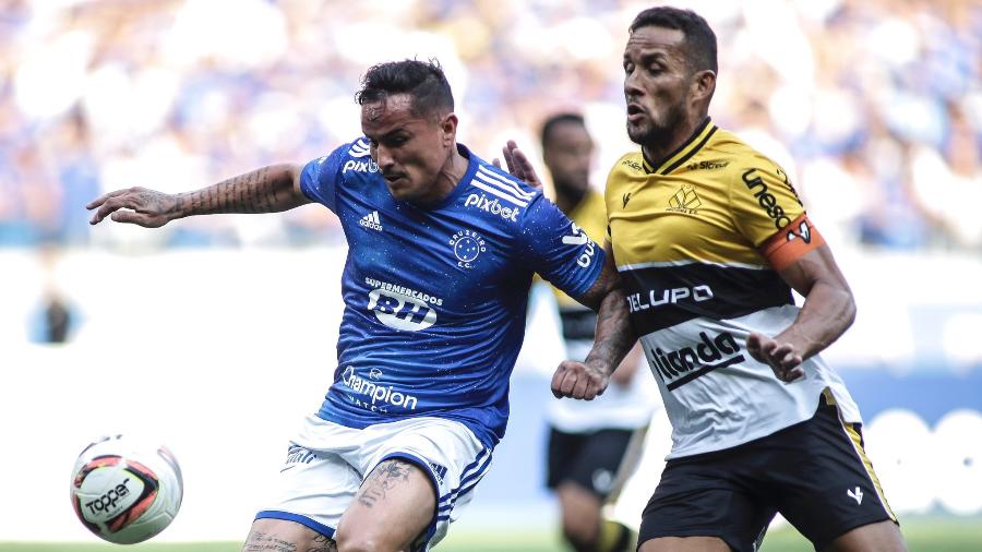 Edu, do Cruzeiro, disputa bola na partida contra o Criciúma, pela Série B - Thomas Santos/Cruzeiro