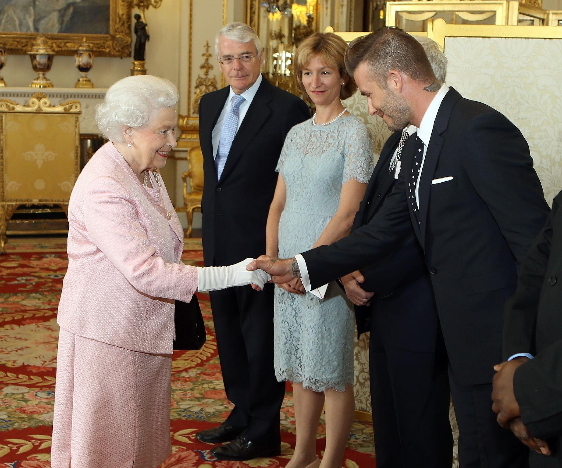 Rainha Elizabeth 2ª e David Beckham no Palácio de Buckingham - undefined