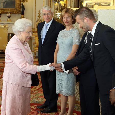 Rainha Elizabeth 2ª e David Beckham no Palácio de Buckingham - Steve Parsons/WPA pool/Getty Images