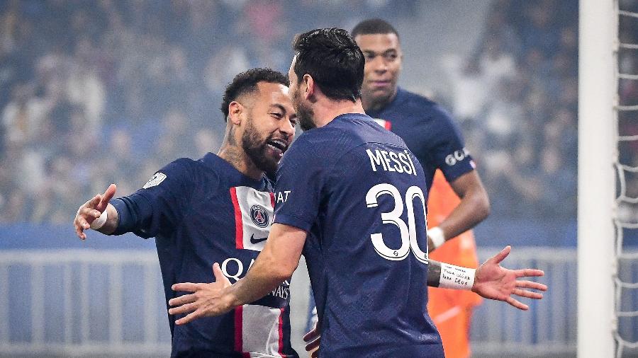 Neymar abraça Messi após gol do PSG sobre o Lyon, em jogo do Campeonato Francês - Matthieu Mirville/DeFodi Images via Getty Images