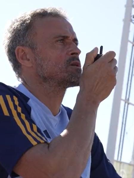 Luis Enrique usou walkie-talkie durante treino da seleção espanhola - Reprodução