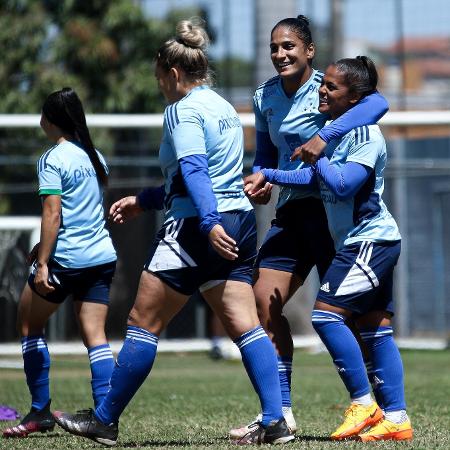 Time feminino do Cruzeiro durante treinamento na Toca da Raposa I - Gustavo Martins/Cruzeiro