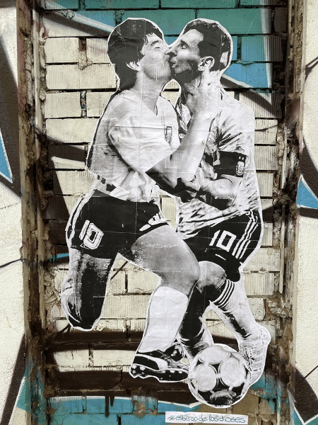 Maradona e Messi se beijam em painel na cidade de Barcelona - Toni Padilla