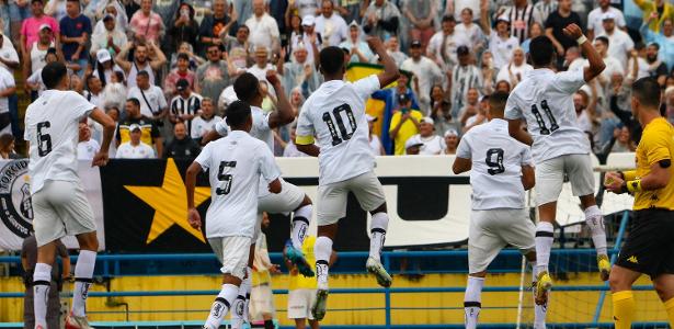 Jogadores do Santos comemoram gol sobre o São Raimundo com soco no ar na Copinha