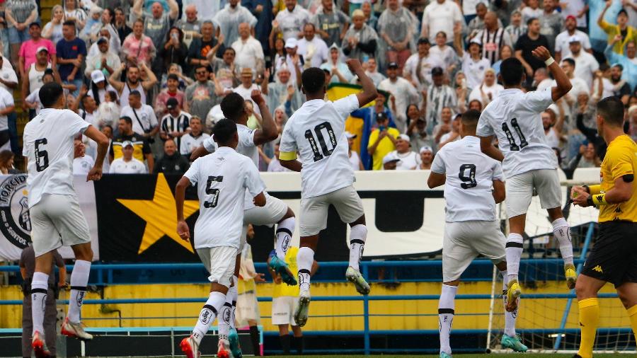 Jogadores do Santos comemoram gol sobre o São Raimundo com soco no ar na Copinha - TOMZÉ FONSECA/FUTURA PRESS/ESTADÃO CONTEÚDO