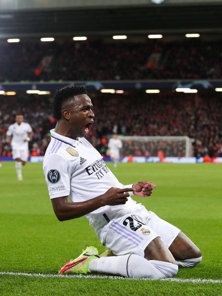 Vinícius Jr. comemora um de seus dois gols na virada do Real Madrid em Liverpool - James Gill - Danehouse/Getty Images