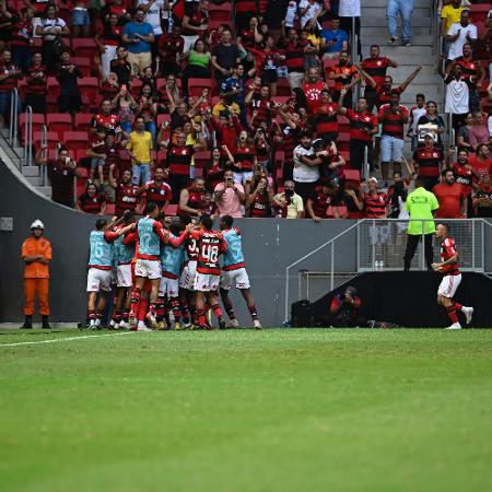 Jogadores do Flamengo comemoram o gol de Matheus Gonçalves no clássico contra o Botafogo, pelo Campeonato Carioca - Mateus Bonomi/AGIF