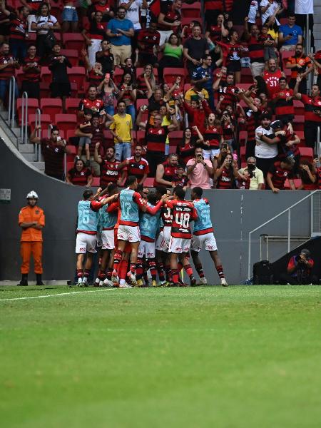 Jogadores do Flamengo comemoram o gol de Matheus Gonçalves no clássico contra o Botafogo, pelo Campeonato Carioca - Mateus Bonomi/AGIF