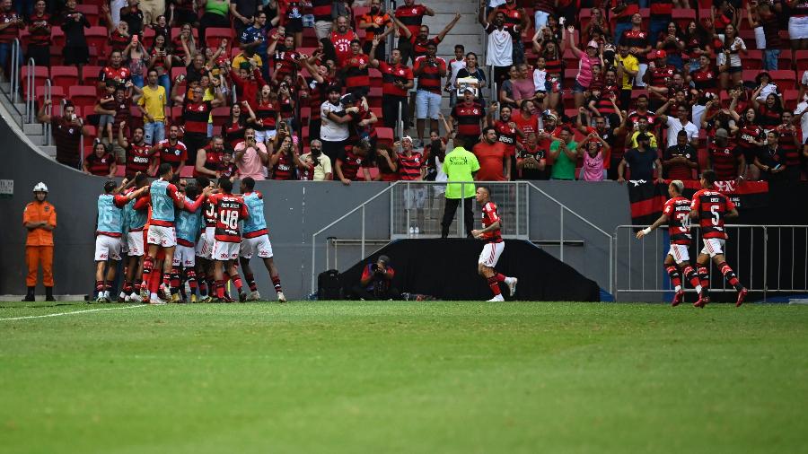 Jogadores do Flamengo comemoram o gol de Matheus Gonçalves no clássico contra o Botafogo, pelo Campeonato Carioca - Mateus Bonomi/AGIF