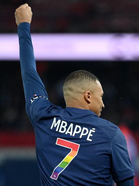 Mbappé celebra gol pelo PSG em partida do Campeonato Francês - FRANCK FIFE / AFP
