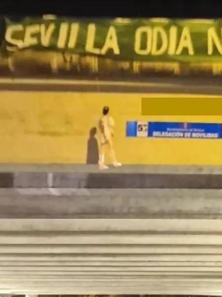 Torcida do Betis pendurou pelo pescoço um boneco com camisa do Sevilla em uma ponte - Reprodução
