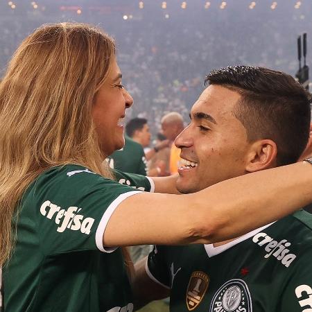 A presidente Leila Pereira abraça Dudu após Palmeiras conquistar o título paulista de 2022