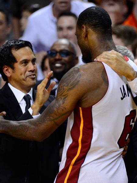 Erik Spoelstra comemora com LeBron James o título do Miami Heat na NBA, em 2012. - Ronald Martinez/Getty Images
