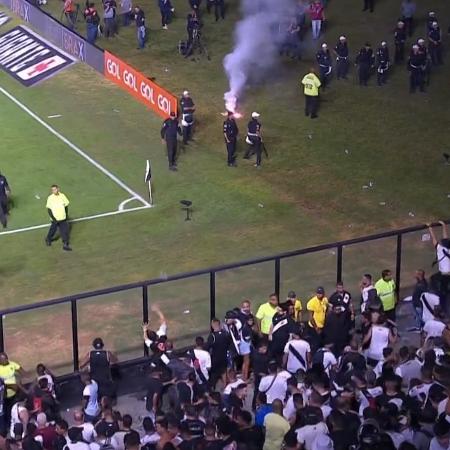 Torcedores atiraram fogos de artifício no gramado de São Januário após Vasco x Goiás